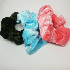 🔴Scrunchies plus 6 stickers